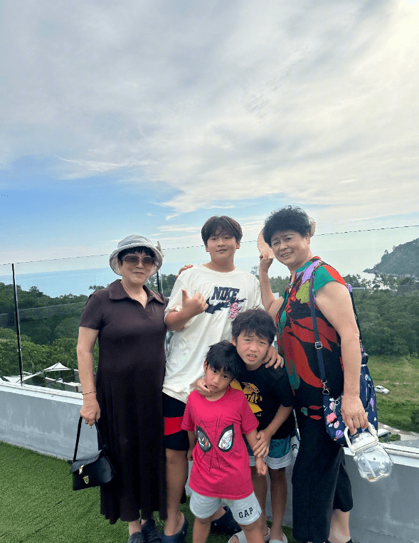 邹市明一家泰国度假,12岁轩轩瘦了模样变化大,被赞成韩系帅哥_冉莹颖