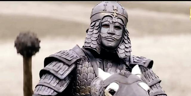 的皮甲,头戴头盔,和之后的日本武士和相似防护最强的甚至带有覆面甲