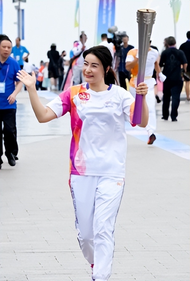 当然,郭晶晶已经42岁了,这是一个非常正常的年龄段.