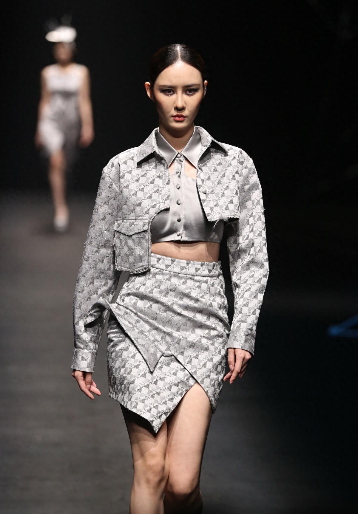 中国国际时装周秀场现场预览,边惠中ss24新闻发布会在北京举行_宋锦