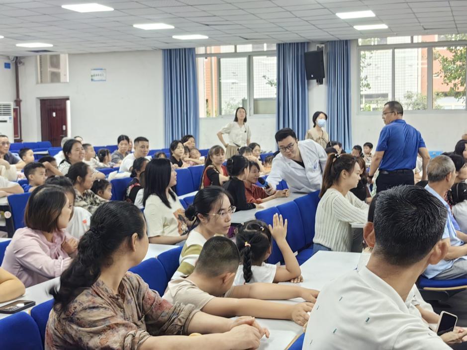 广安市家庭教育促进会携手广安实验学校开展爱牙日活动
