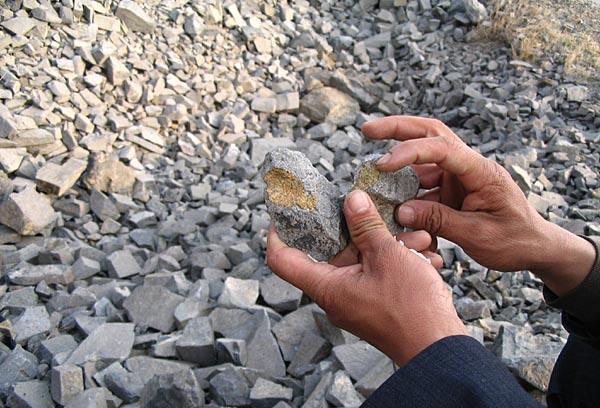 大量"打火石",被低价收购,相关人员检测后拒绝出售_蓝宝石_珠宝_石头