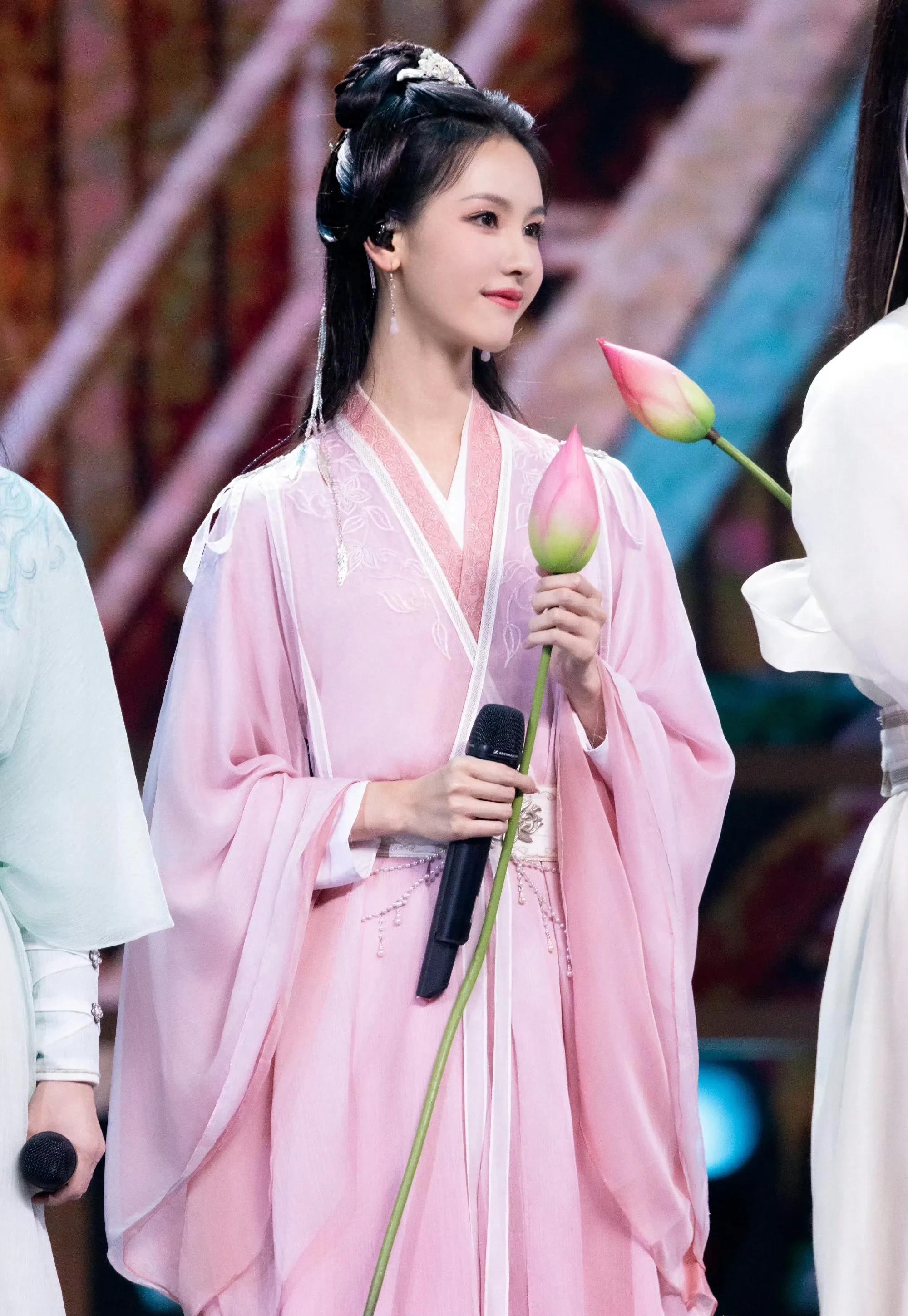 陈都灵莲花楼演唱会上百分百还原了剧中乔婉娩的妆造,好美~_古装_观众