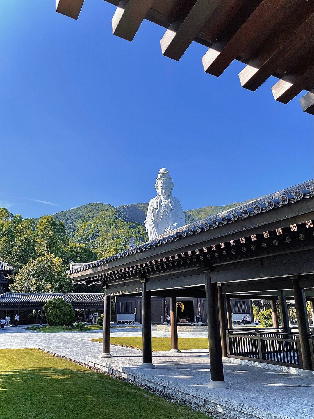 李嘉诚坐拥数千亿,96岁为何花30亿建个佛庙?