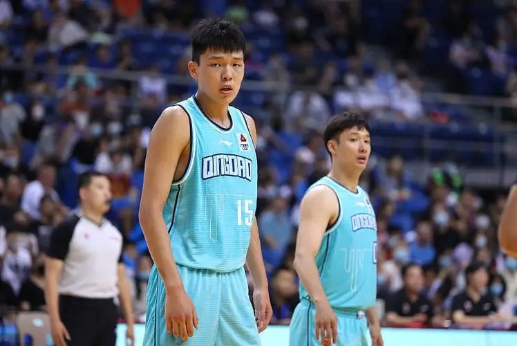 宋文浩:从三号位打到一号位的全能战士的角色,掀起"青春风暴"_青岛队