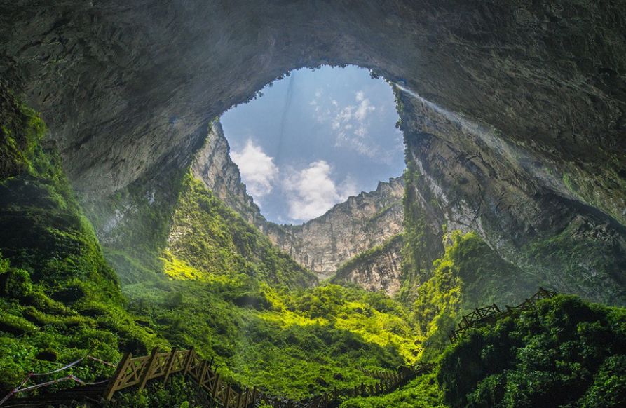 小寨天坑:世界最大岩溶漏斗,坐井观天的自然奇观