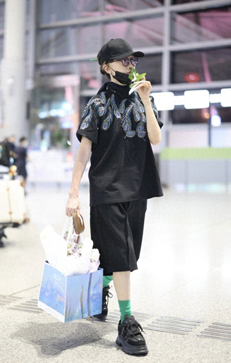 杨丽萍素颜走机场,64岁年龄无一丝皱纹,穿一身黑仍有少女般身材_step