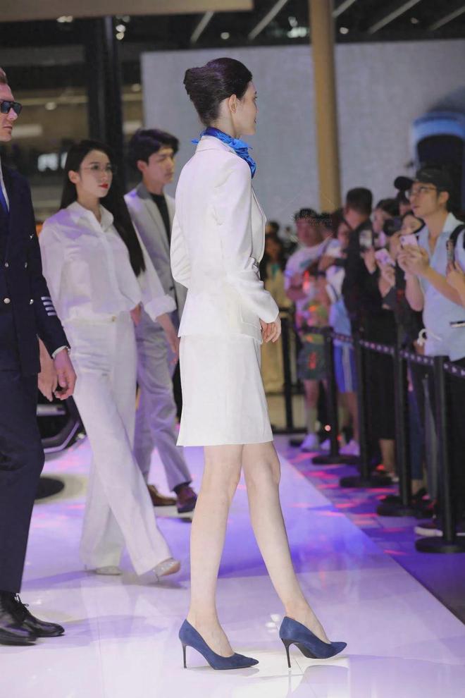 在车展上,当我们只看到美女车模的背影时,往往会产生一种神秘感,让人