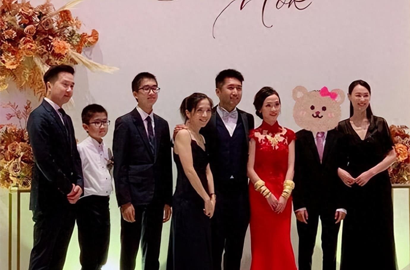 梁洛施传怀4胎后首露面,身材苗条无孕味,携长子参加婚礼心情好_李泽楷