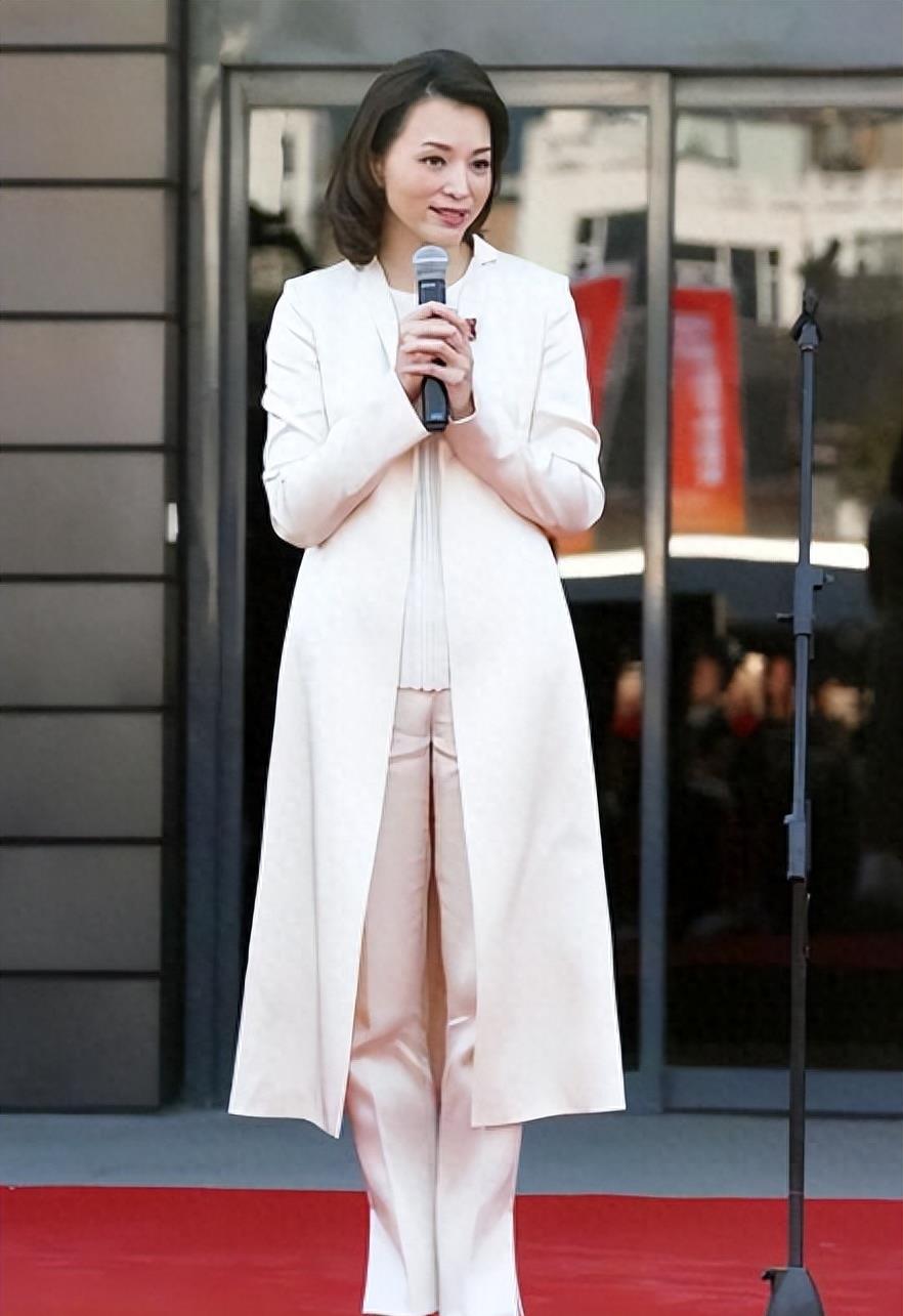 50 岁的董卿走出去时遇到了粉丝,态度冷酷拒绝被拍,着装风格儒雅优雅