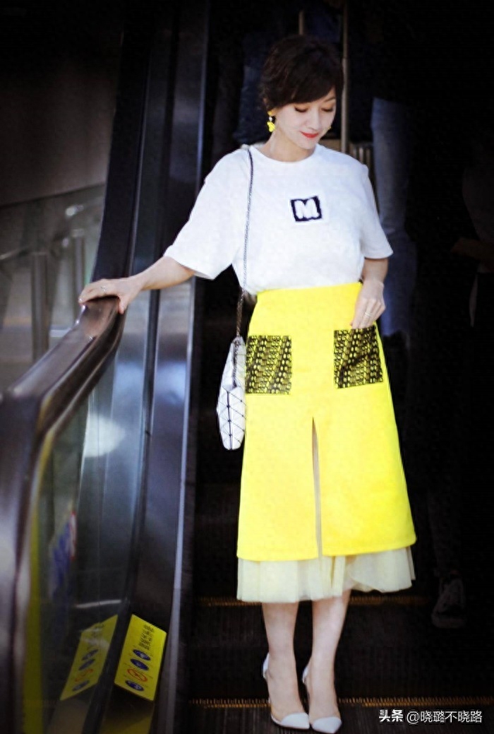 69岁赵雅芝真是优雅到骨子里,穿衣花哨却不俗气,她如何做到的?