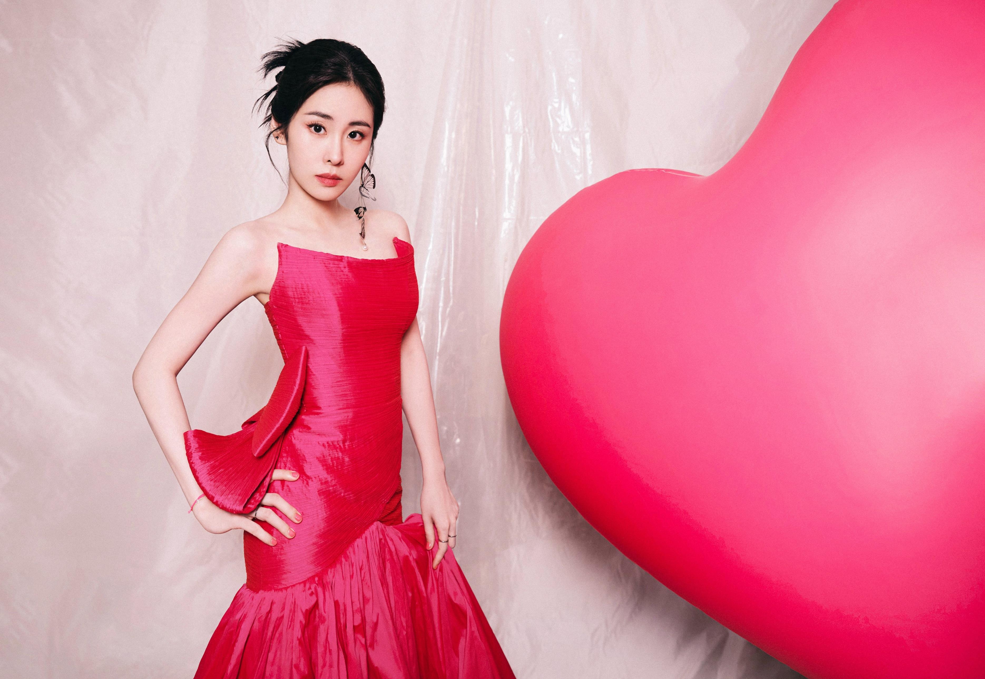 张碧晨的发型和妆容也非常精致,与整个造型相得益彰,强调了她的时尚感