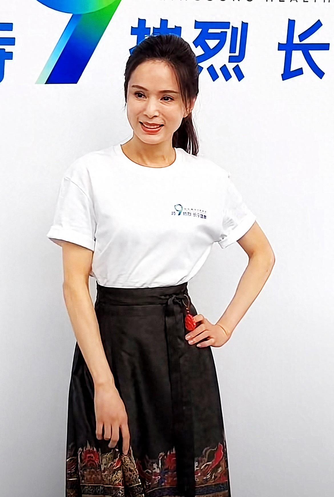 57岁李若彤参加周年庆活动,眼窝塌陷皱纹也不少,"小龙女老了"_年纪_女