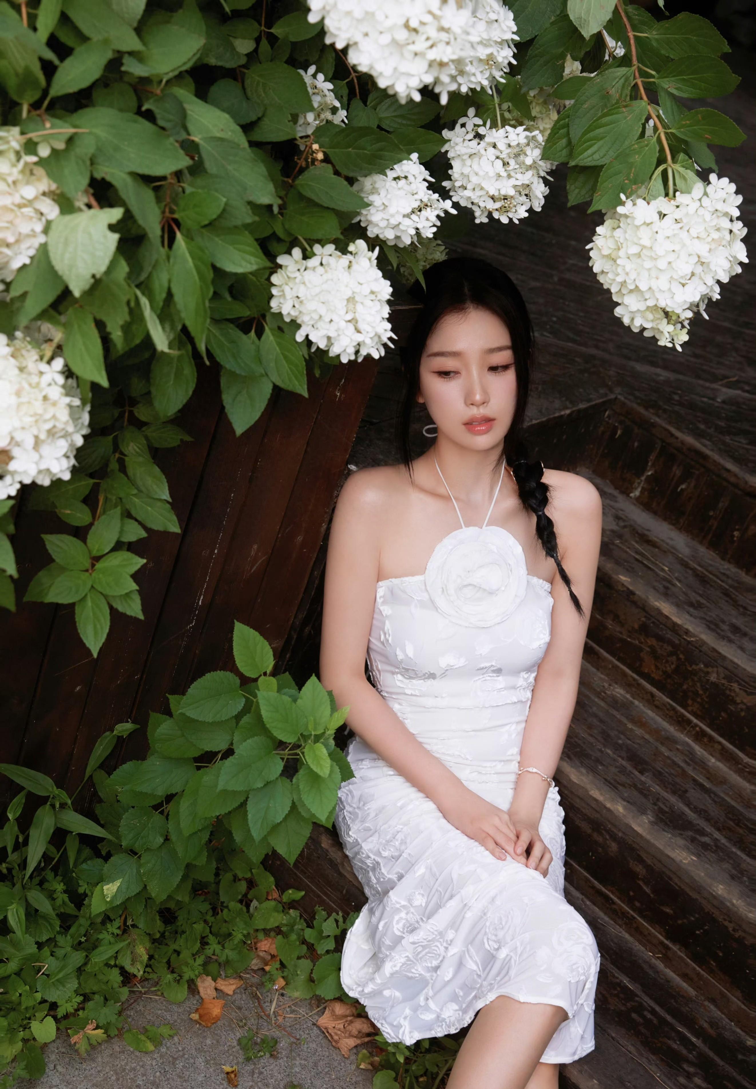 虞书欣长春电影节上的白玫瑰衬衫惊艳全场,优雅高贵又可爱!