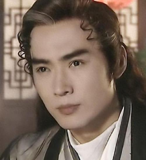 当年焦恩俊和第一任妻子化妆师fendi在事业的低谷期在一起,事业上升期