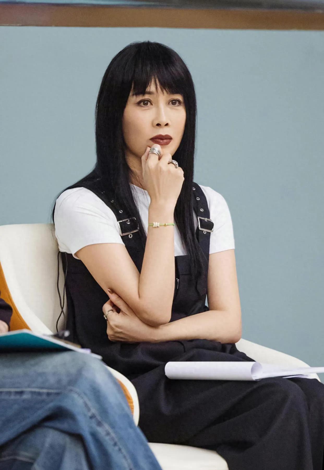 摄影师问那英:"敢问这位齐刘海的小姐姐,你是那英姐姐吗?