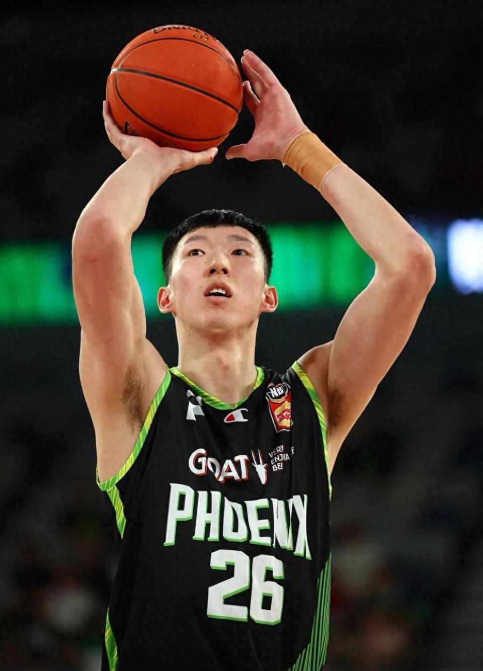 42岁炙热身材令人震撼,后背纹身魅力无限_杜锋_指导_吴迪