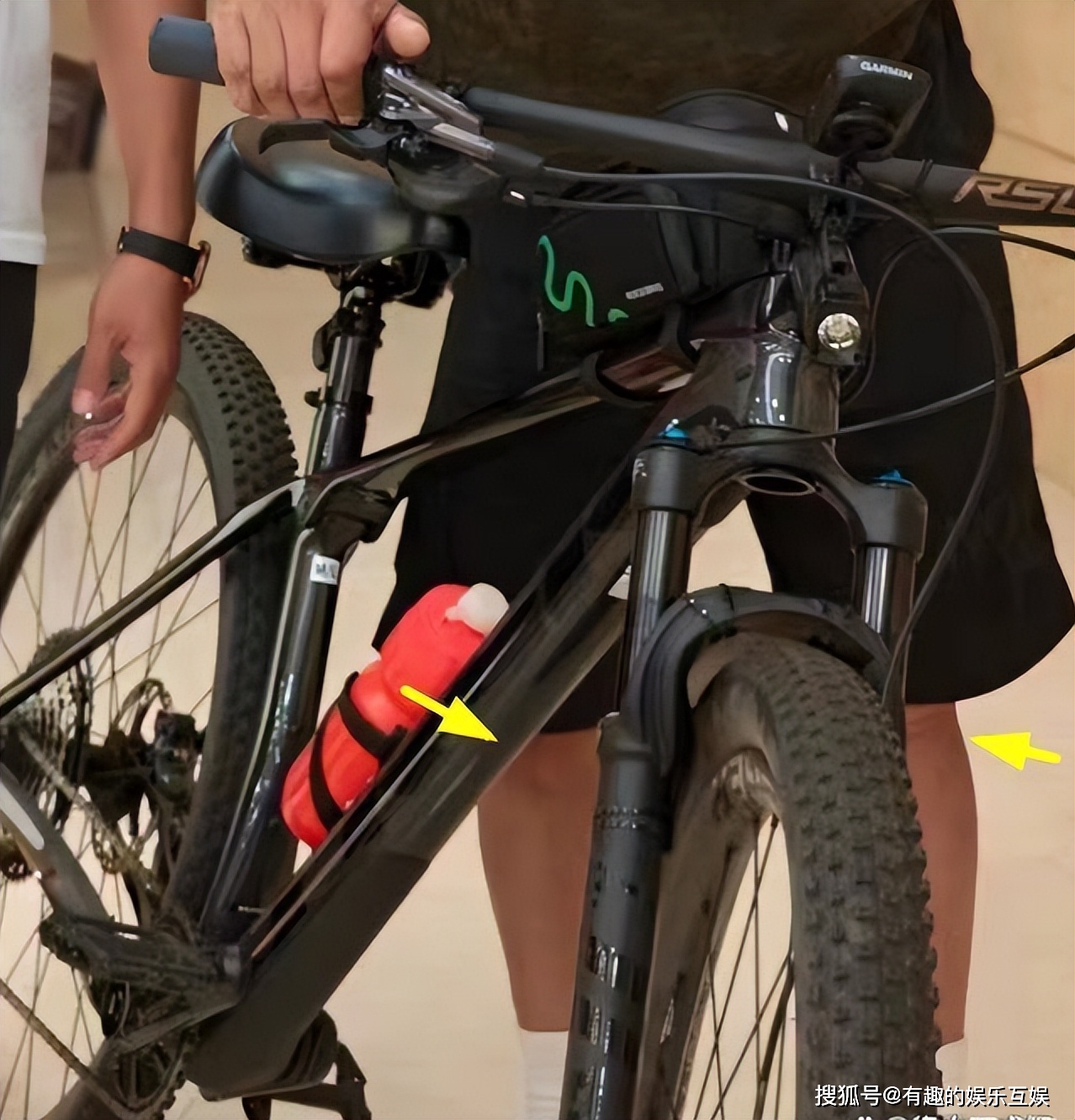 68岁陈道明被偶遇!