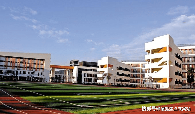 学校(九年制)200米就是铁仔山公园;1公里可以到碧海湾公园入口楼下山
