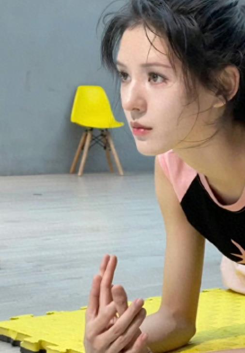 路人拍的张予曦上热搜,仰拍俯拍侧拍都扛住,努力扮丑自拍却美翻_镜头