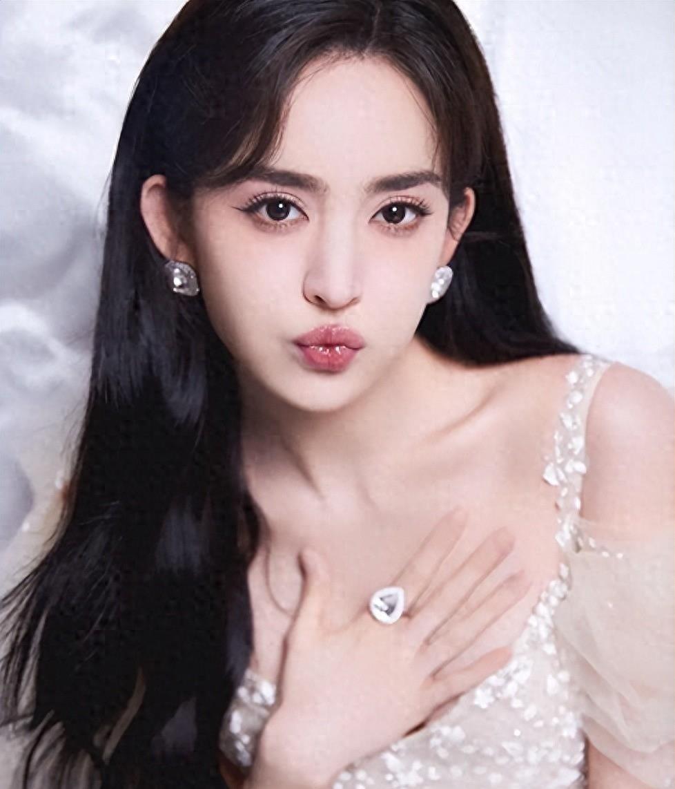 "风流玉女"古力娜扎风流史:大尺度照被扒出,外纯内骚人品堪忧_照片