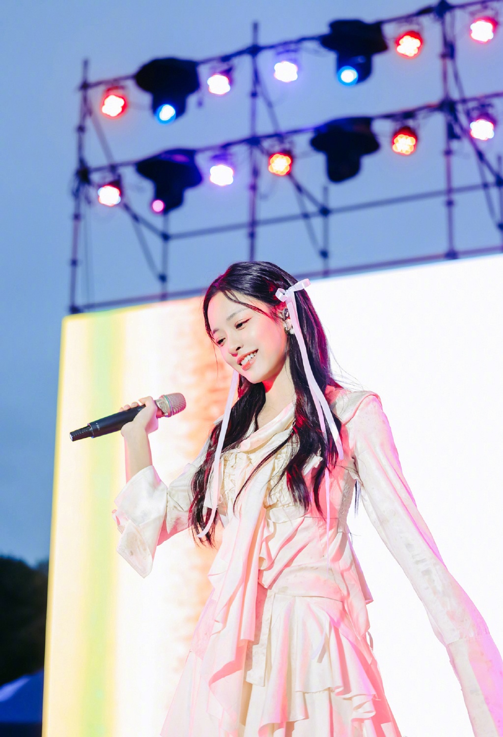 李莎旻子与朱迅,任鲁豫共同主持节目,打扮清纯美丽,与任鲁豫配搭有cp