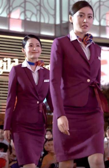 李沁和张天爱同穿空姐服,走路扭胯那一刻,谁身材更好一目了然_时候_女