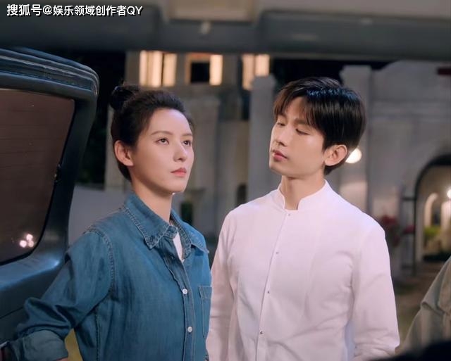 张予曦身高168,在女演员里算高的,成毅站在她旁边,只比她高半个头,没