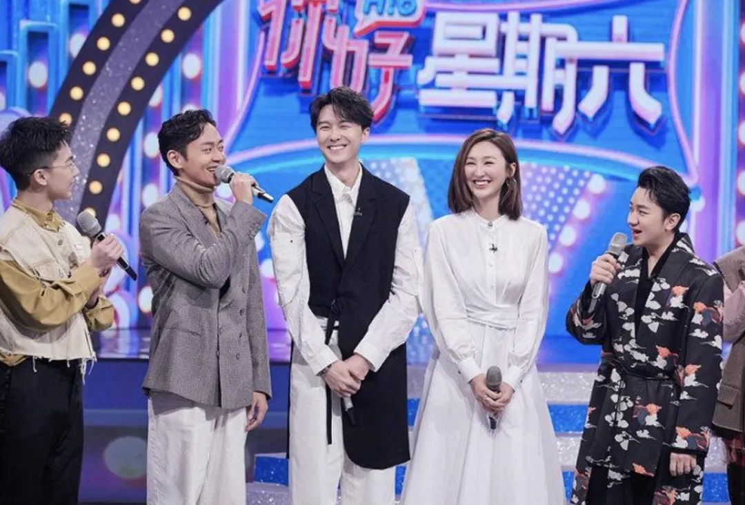 40岁王浩信晒健硕身材照,腰间零赘肉,肌肉线条媲美"小鲜肉"_健身