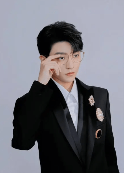 明星黄晓明的新闻_王俊凯24岁生日那天,只有三个人给他祝福,让我看到