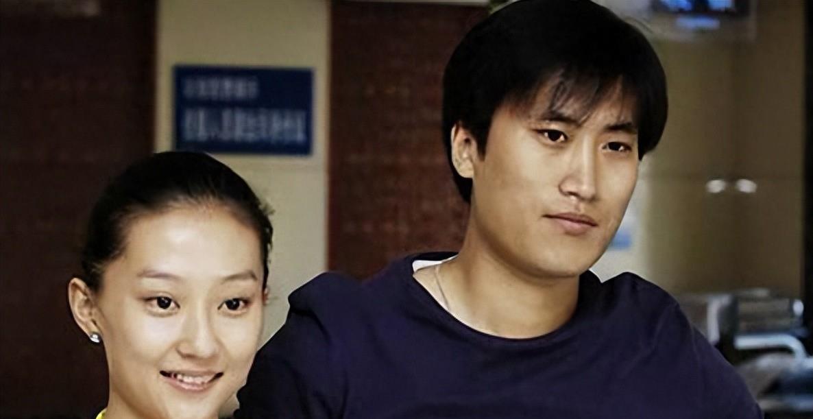 "吴云飞幽默地回答说:"这件事我应该听听妻子的意见.