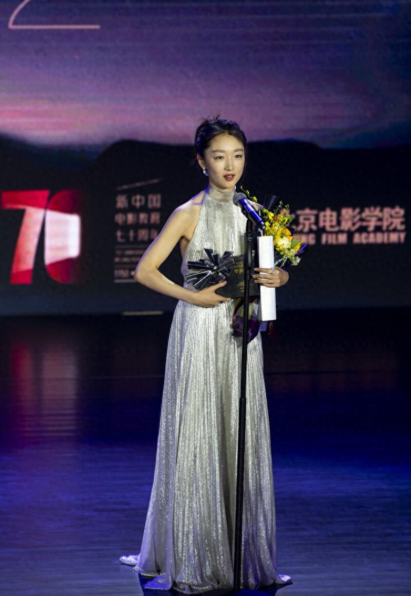 5 周冬雨周迅是浙江衢州人,别看地处江南,但周公子却带着很飒,很豪爽