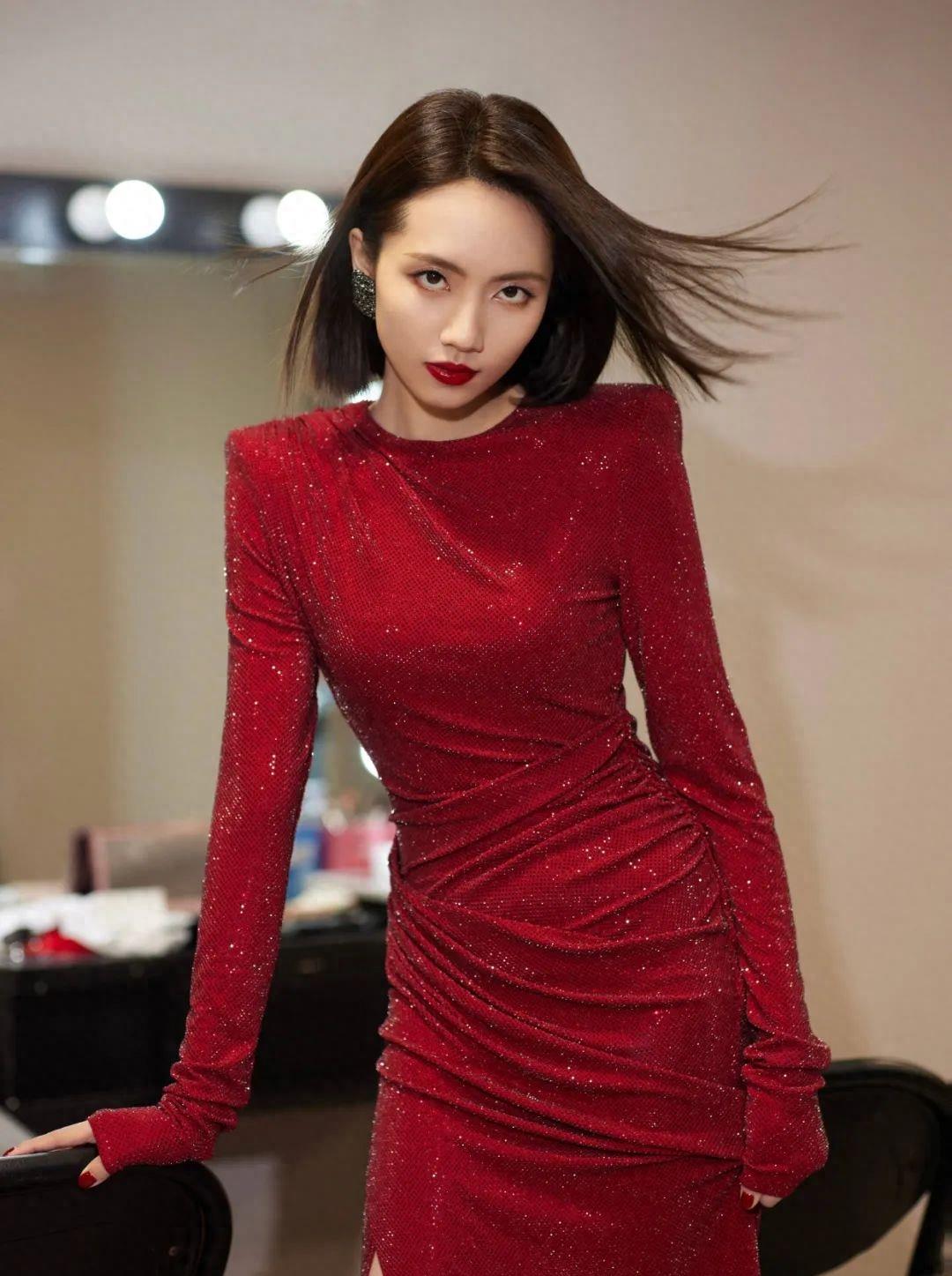 刘惜君的身材如此温暖,红色高开衩裙,尽显她的迷人风情,方肩大长腿