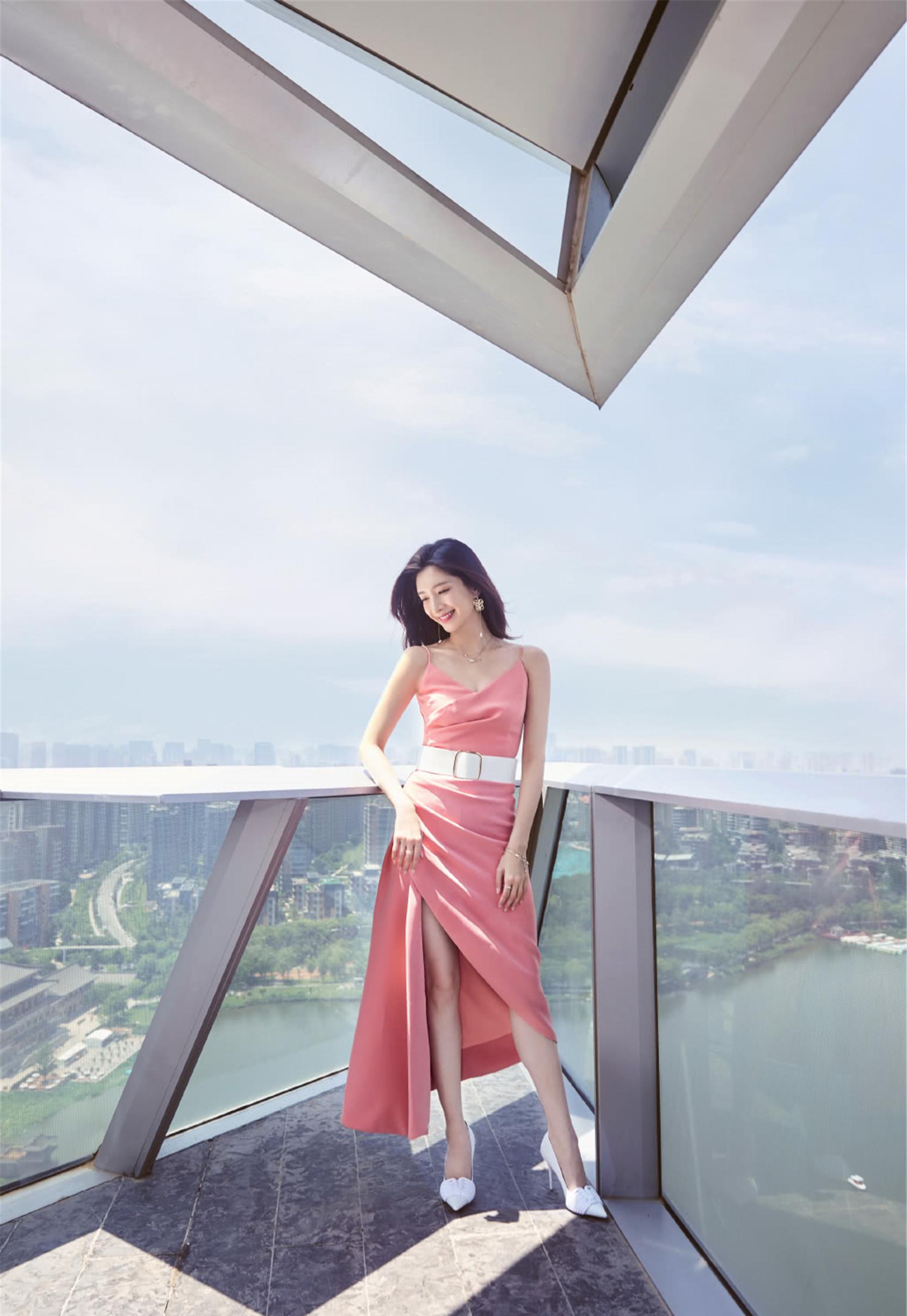 35岁江疏影罕晒时尚照,裙子开衩到大腿根,戴全套钻石首饰太晃眼