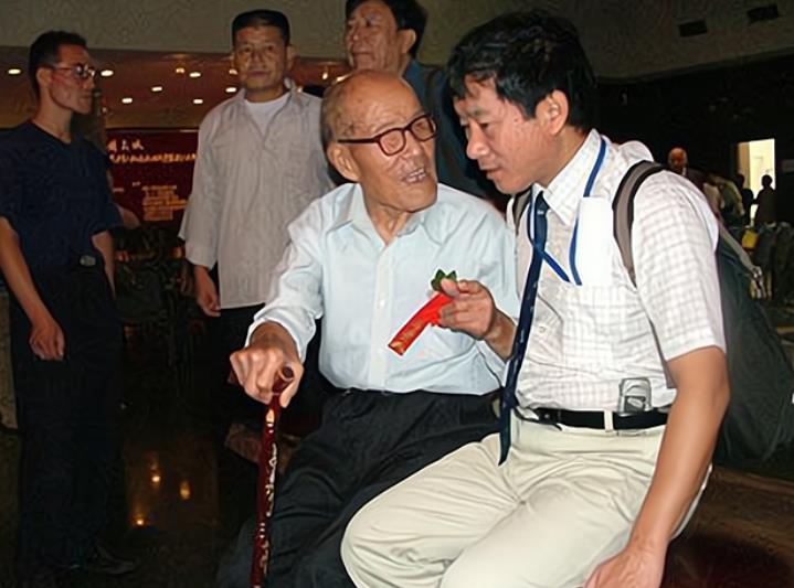 老人家穷话少,人还有点怪,后被发现是台儿庄战役最