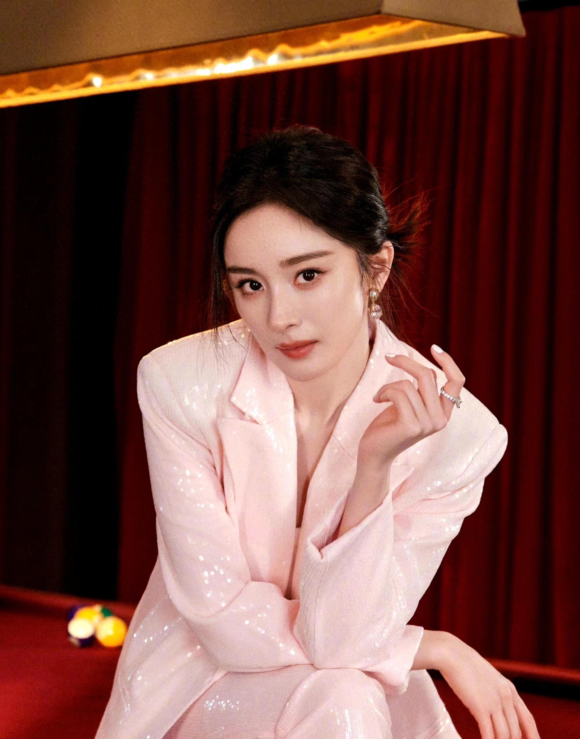 杨幂身穿粉色亮片套装,出席重要活动,化身少女,大长腿太吸睛了_西装
