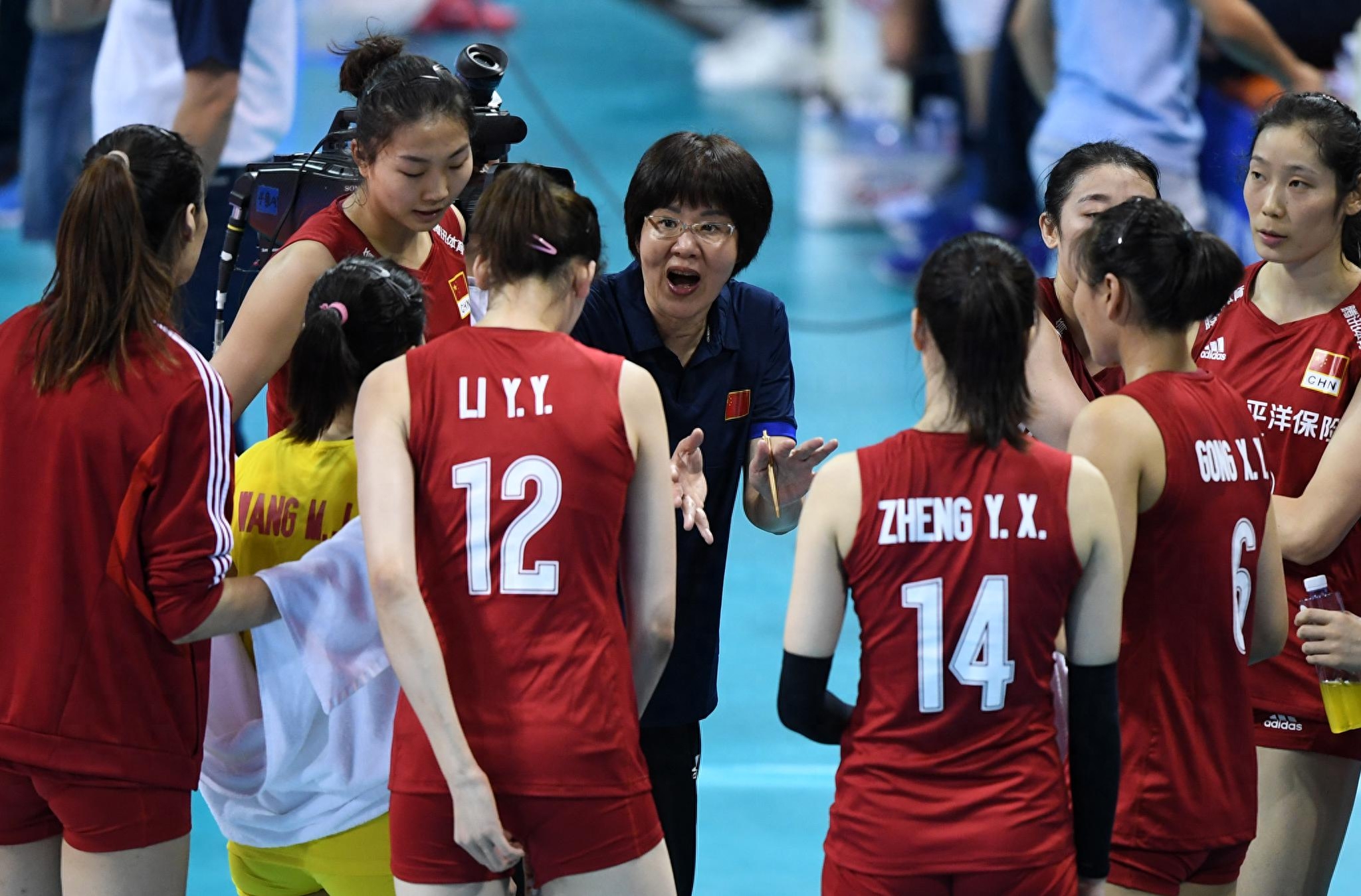 提拔第三替补成首发,郎平弃将被她当成"宝"_中国女排_主攻_球员