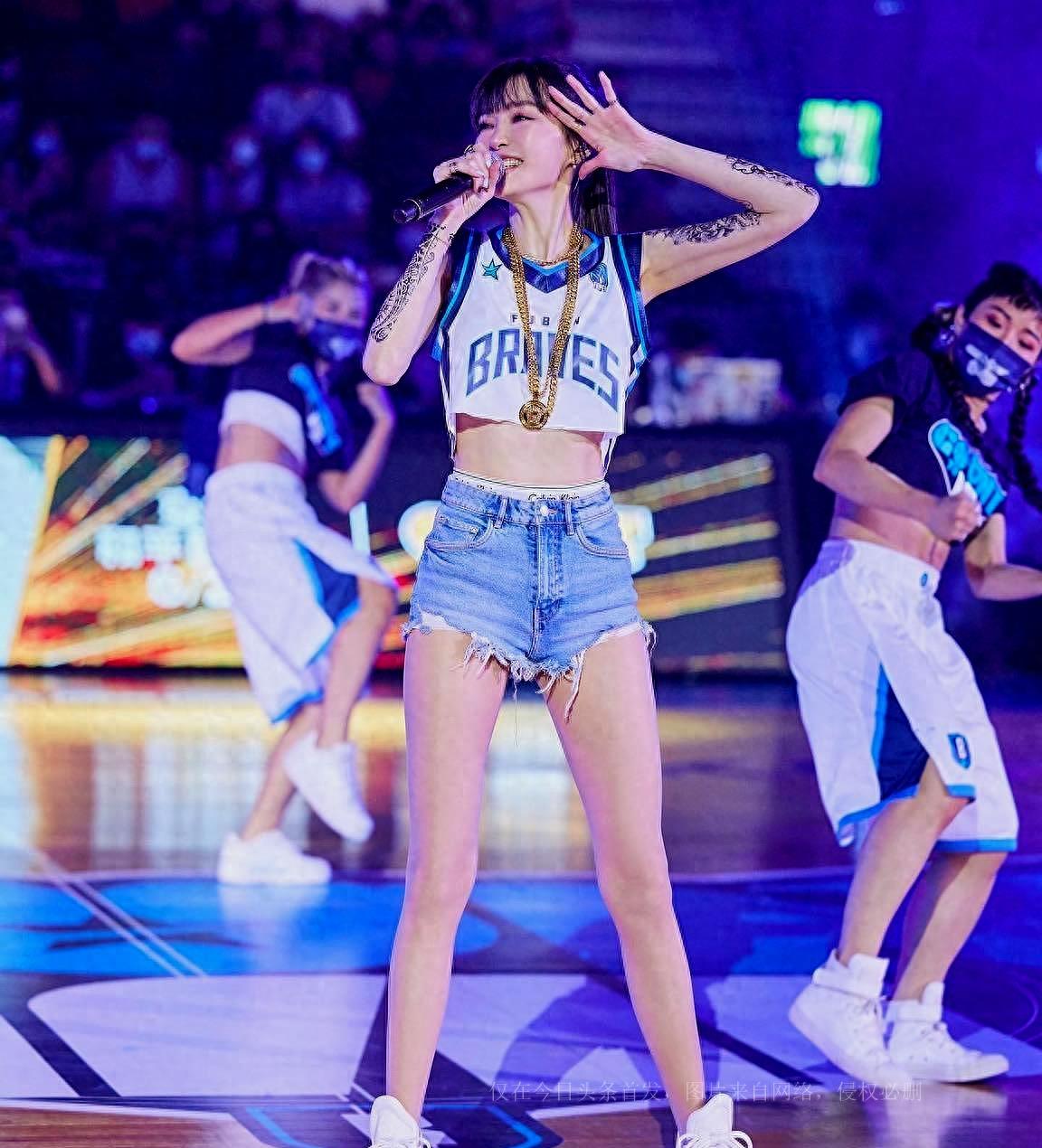 47岁女神和谢金燕穿短裤秀身材秀出107厘米大长腿,大花茎太吸睛_锻炼