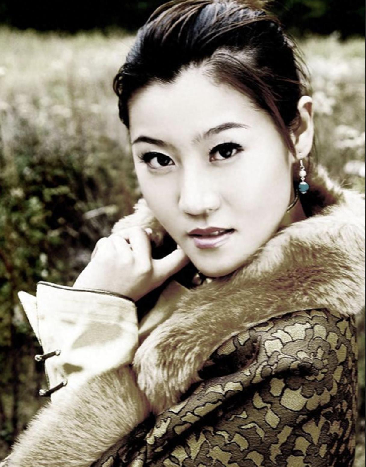 别说贴个假胡子就是是女扮男装了,9位女星告诉你