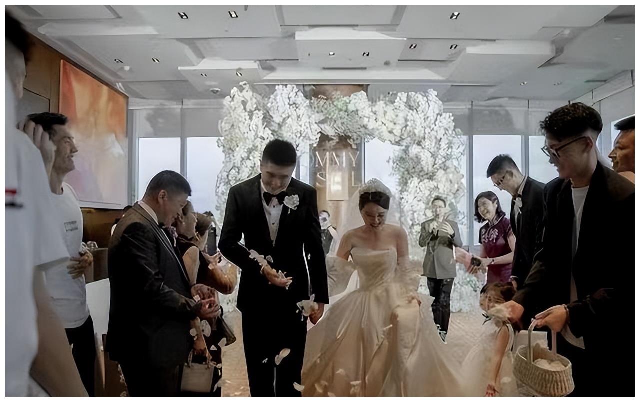 40岁宛如少女,后背纹身很吸睛_吴迪_广东_杜锋