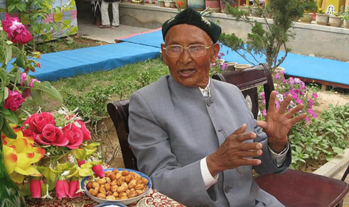 我国最后一位王爷,住豪华王府活到2014年,走前将国旗挂身旁_库车