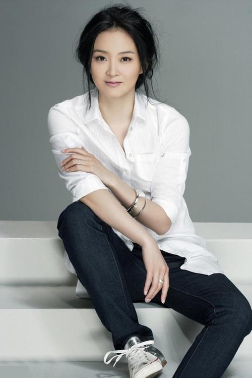 2002年2月5日,与张卫健,李冰冰,严屹宽联袂主演的古装武侠剧《少年张