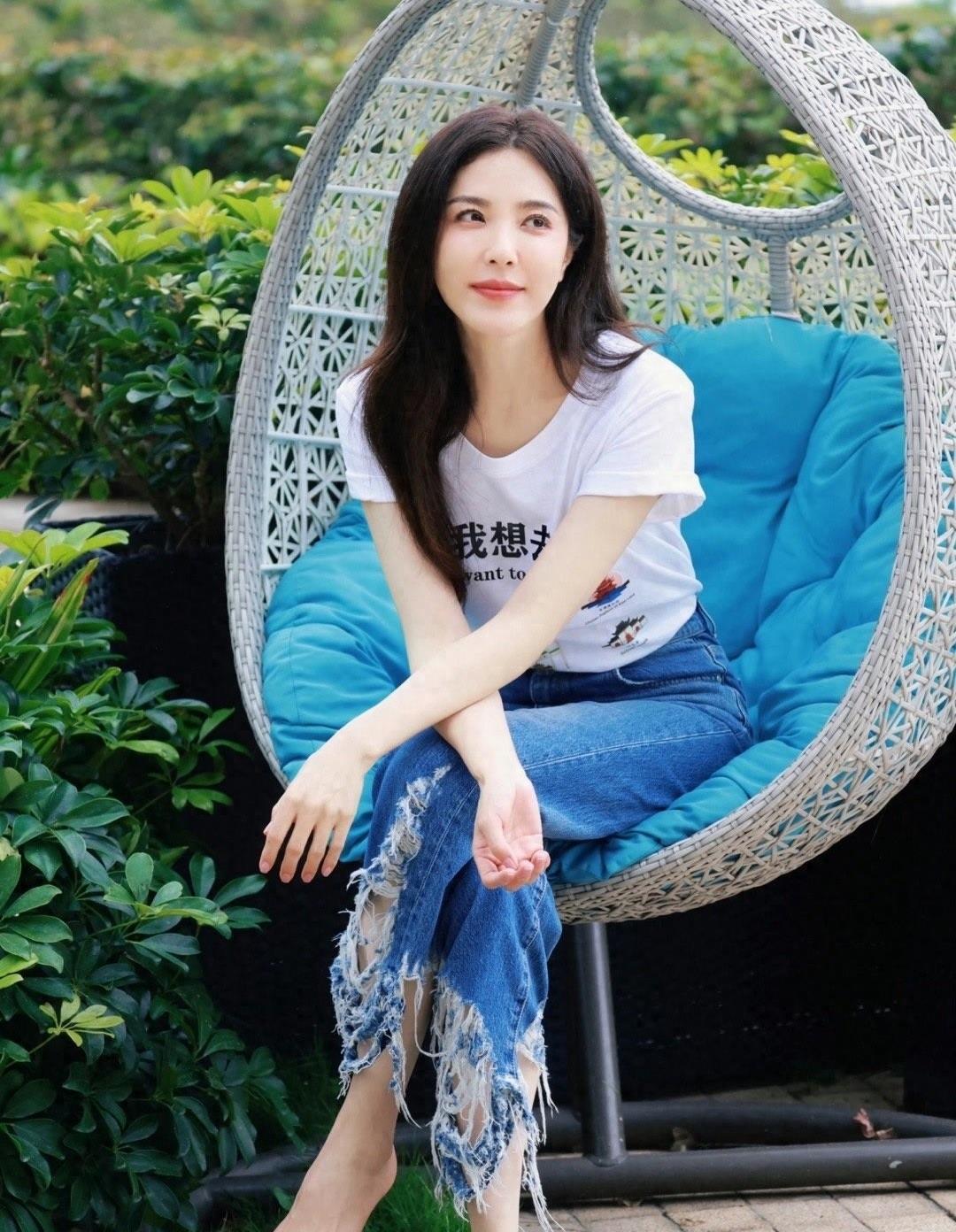 曾黎裸足,充满了成时尚女人的气质~_魅力_人们_生活