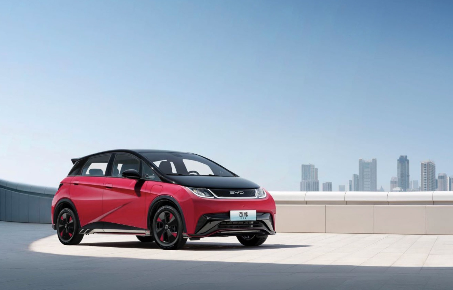 在造型上,"海豚50万纪念版"基本沿用了普通车型的车身设计,但x竞速