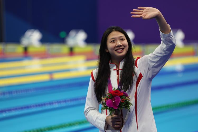 在浙江杭州奥体中心游泳馆举行的亚运会游泳女子50米蛙泳决赛中,中国