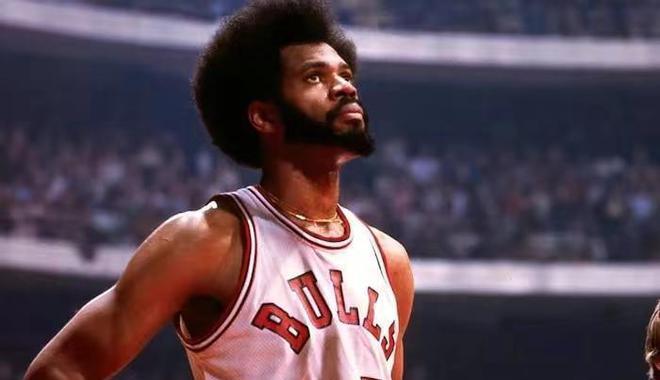 公牛70年代的球星,可以说当年他和鲍勃乐福撑起了公牛那个时期的辉煌