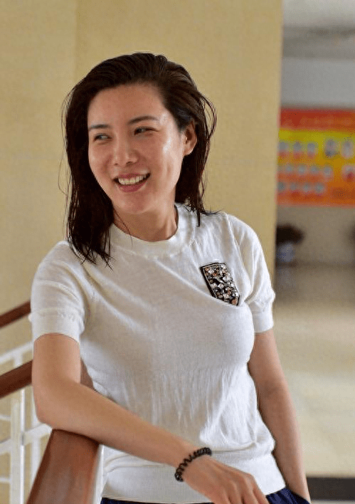 奥园冠军杜丽:嫁给师弟,从满脸痘蜕变成颜值女神,38岁风韵犹存_射击