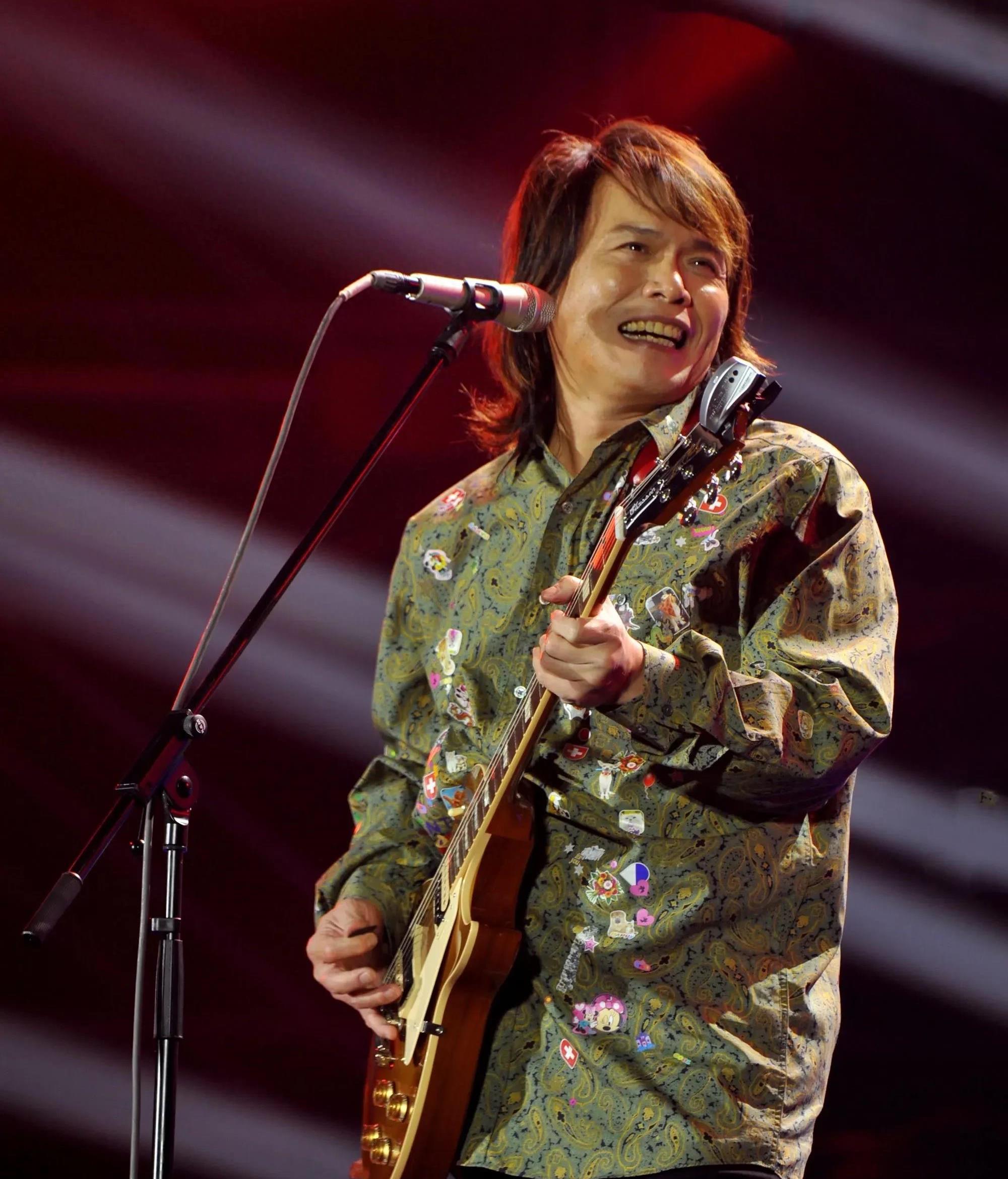 伍佰:娶经纪人为妻,55岁开演唱会却不唱歌,媒体却称赞他_陈文佩_生活