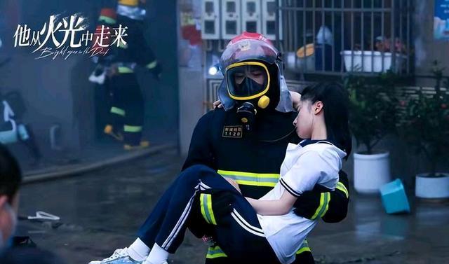 消防剧与偶像剧的区别：留着长发演消防员是否合理？