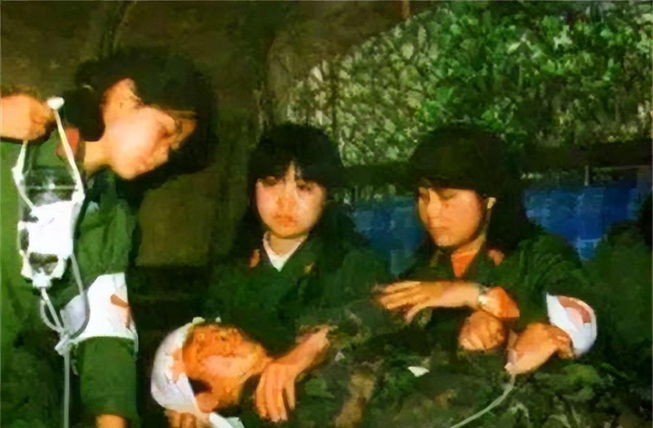 1986年老山战场《死吻》照:亲吻临终士兵的女战士,后来怎样了?